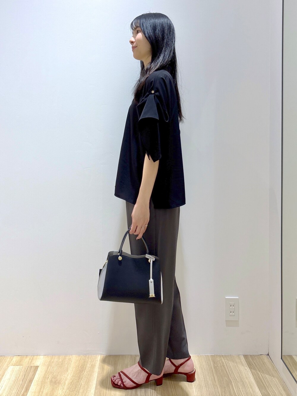 ブラック系のシャツ/ブラウス、グレー系のその他パンツ、ブラック系のショルダーバッグを着用したレディースの夏コーディネートの3枚目の写真