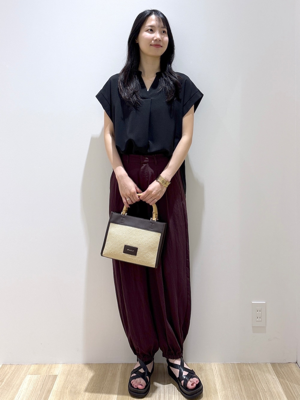 ブラック系のシャツ/ブラウス、ブラウン系のその他パンツ、ブラウン系のトートバッグを着用したレディースの夏コーディネートの2枚目の写真