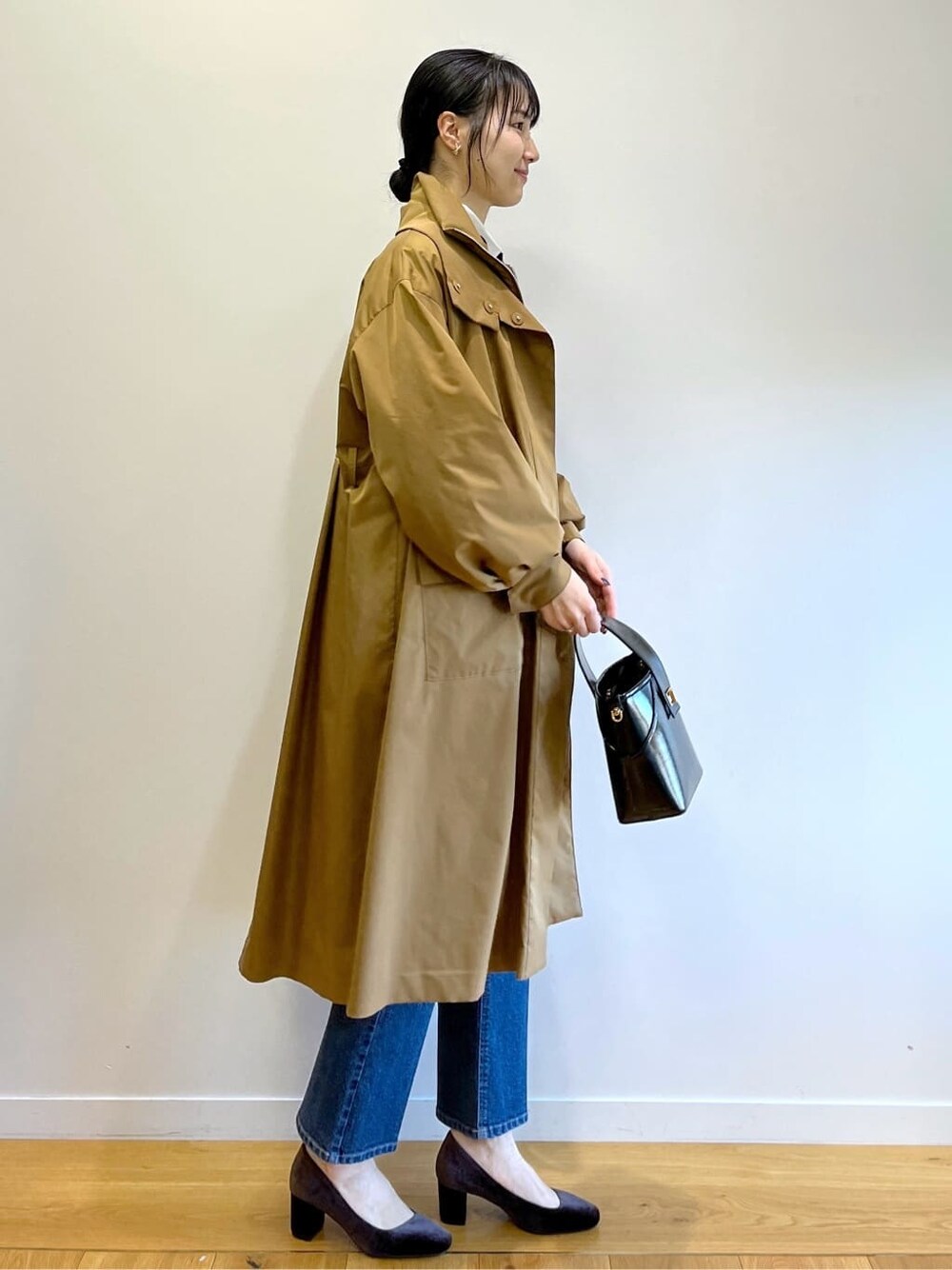 ブラック系のシャツ/ブラウス、ブルー系のデニムパンツ、グレー系のショルダーバッグを着用したレディースの冬コーディネートの4枚目の写真