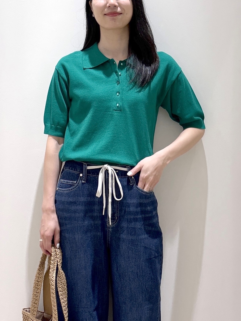 その他のサンダル、ベージュ系のトートバッグ、ブルー系のデニムパンツを着用したレディースの春コーディネートの6枚目の写真