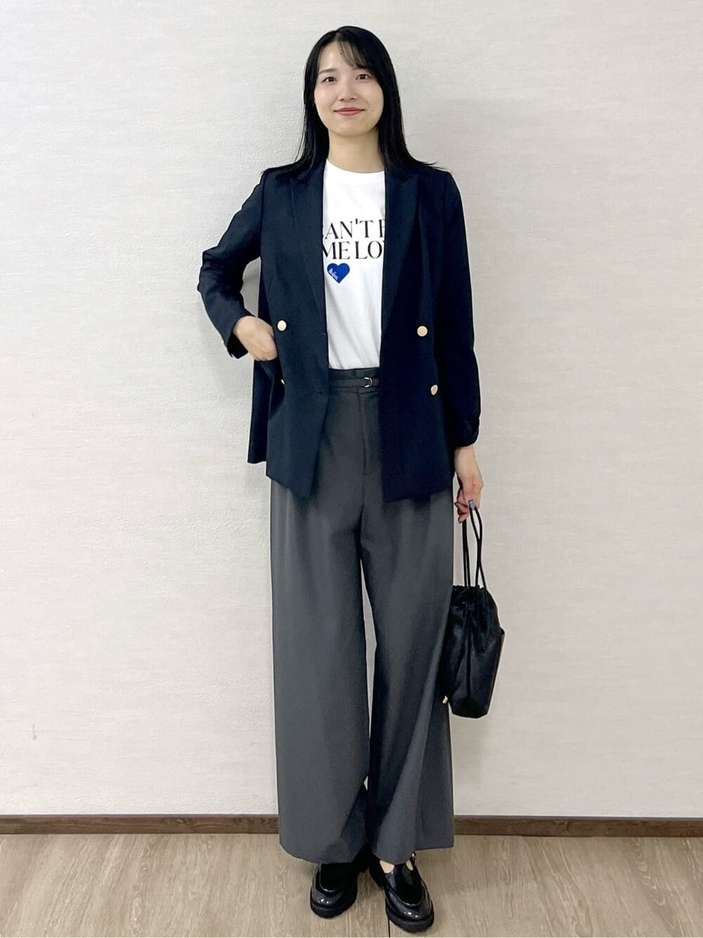 ブルー系のテーラードジャケット、ホワイト系のTシャツ/カットソー、グレー系のその他パンツを着用したレディースの秋コーディネートの8枚目の写真