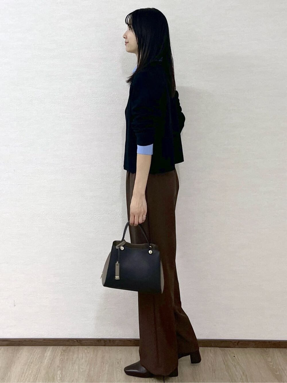 ブラック系のカーディガン/ボレロ、ブルー系のシャツ/ブラウス、ブラウン系のその他パンツを着用したレディースの秋コーディネートの3枚目の写真