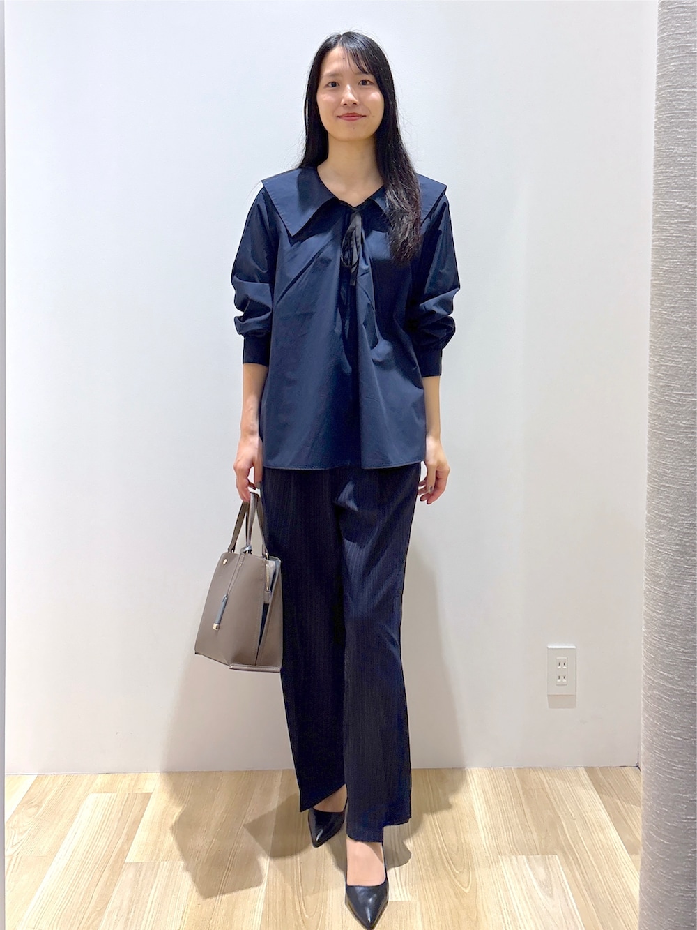 ブルー系のシャツ/ブラウス、ブルー系のその他パンツ、ブラウン系のトートバッグを着用したレディースの秋コーディネートの10枚目の写真