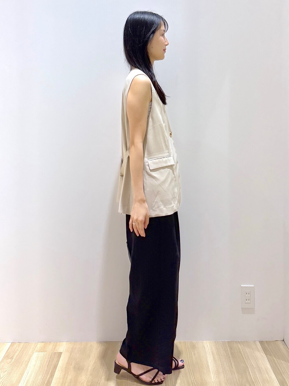 ブラック系のその他パンツ、ブラウン系のサンダル、ブラック系のショルダーバッグを着用したレディースの夏コーディネートの5枚目の写真
