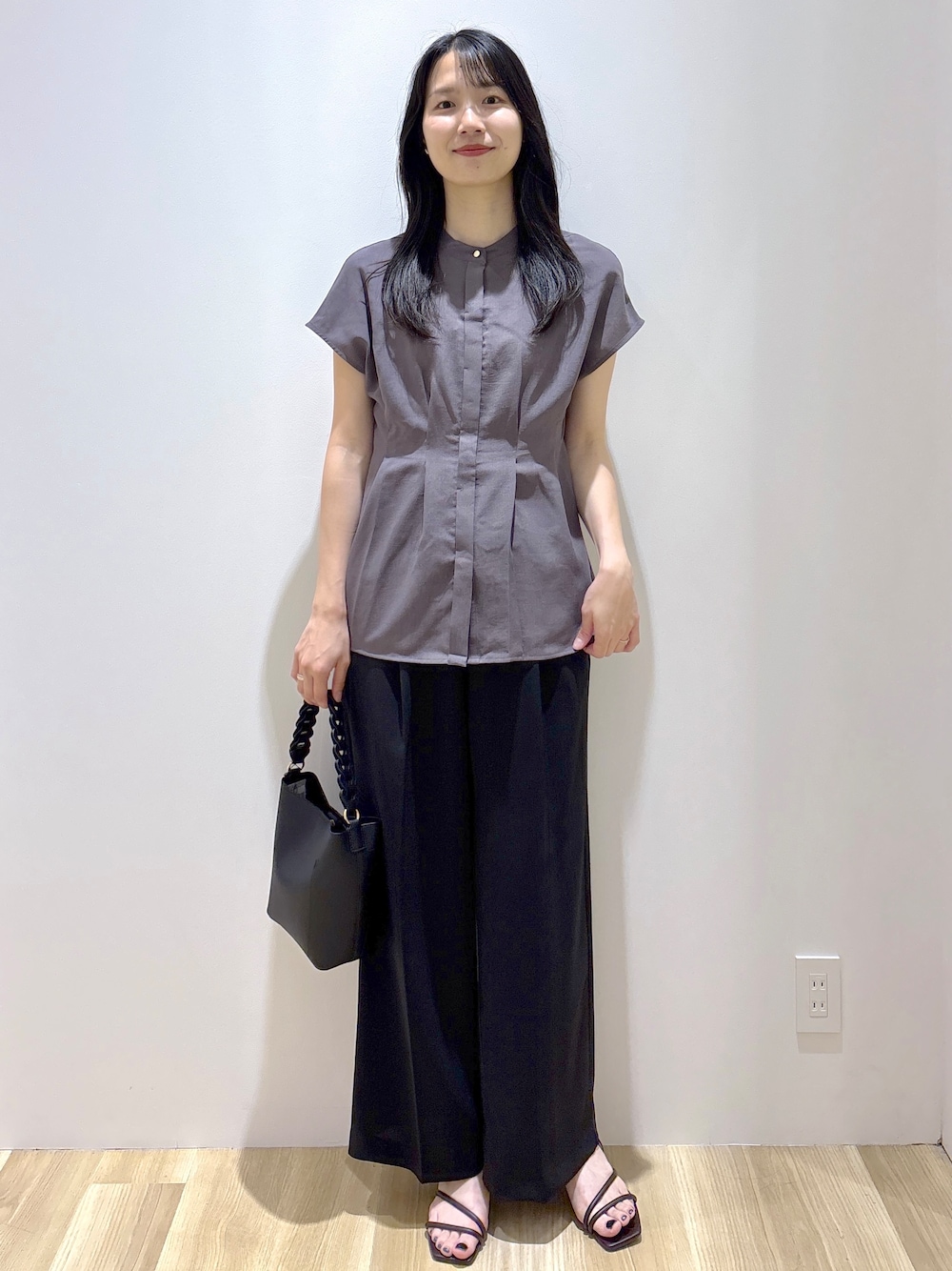 ブラック系のその他パンツ、ブラウン系のサンダル、ブラック系のショルダーバッグを着用したレディースの春コーディネートの8枚目の写真
