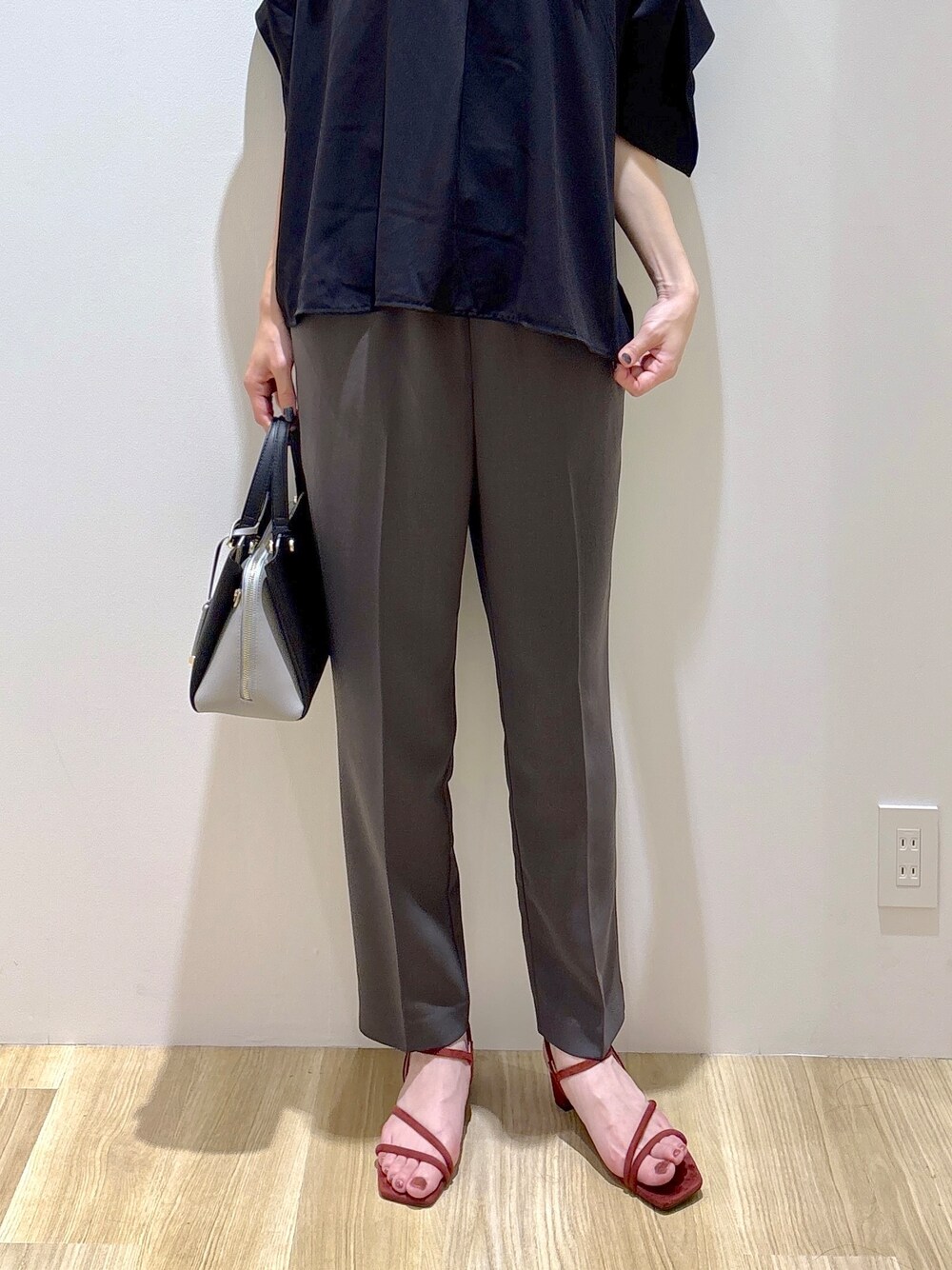 ブラック系のシャツ/ブラウス、グレー系のその他パンツ、ブラック系のショルダーバッグを着用したレディースの夏コーディネートの7枚目の写真