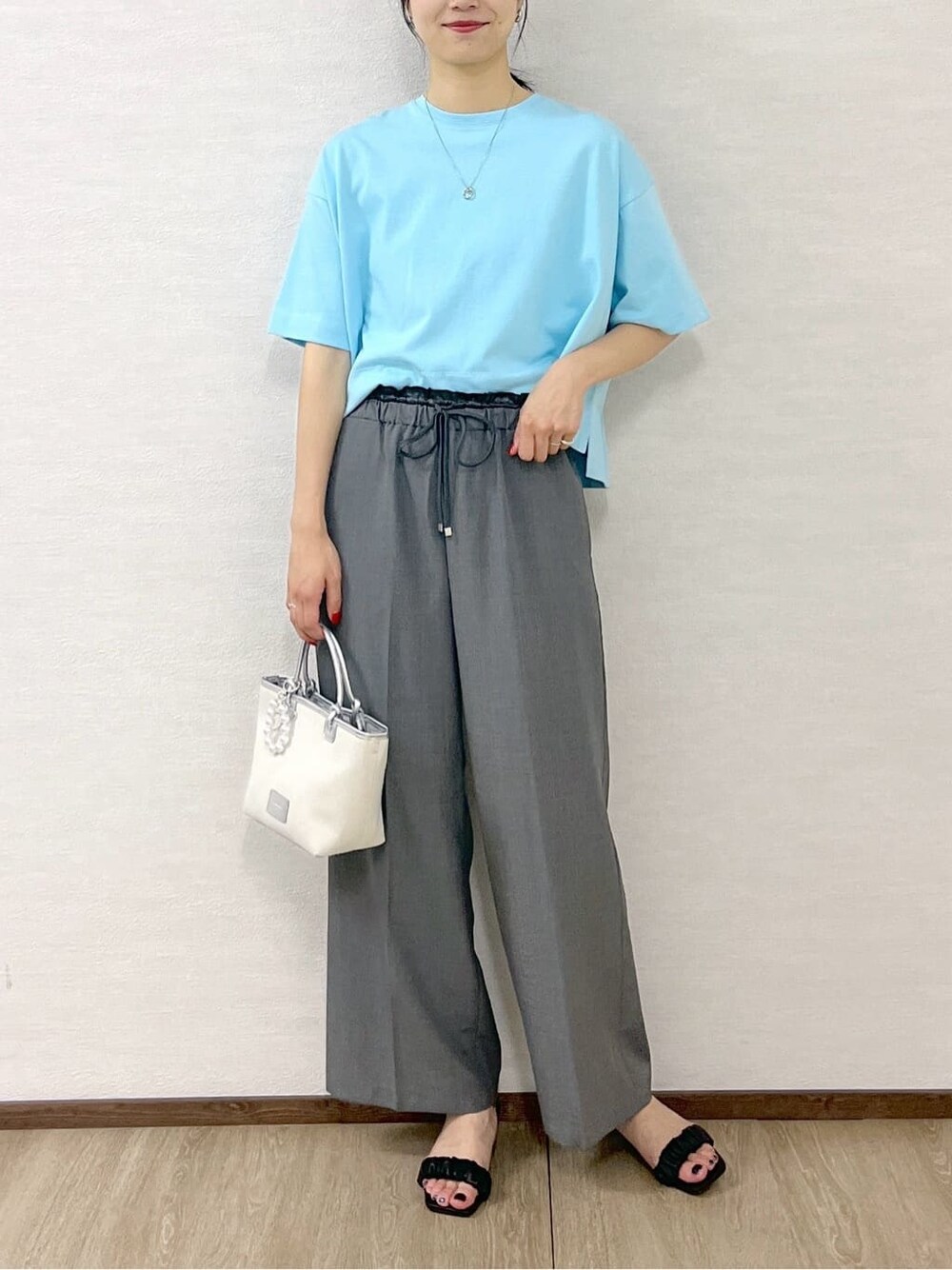 ブルー系のTシャツ/カットソー、グレー系のその他パンツ、シルバー系のトートバッグを着用したレディースの夏コーディネートの8枚目の写真