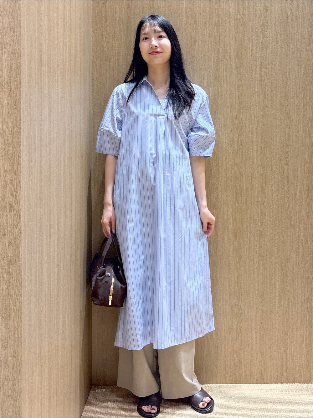 ブルー系のワンピース、ブラウン系のその他パンツ、ブラウン系のボストンバッグを着用したレディースの夏コーディネートの9枚目の写真