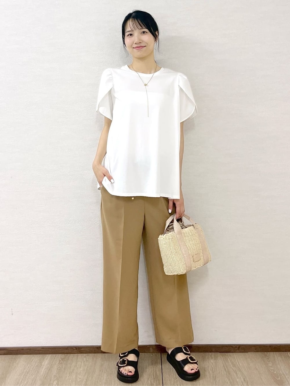 ホワイト系のTシャツ/カットソー、イエロー系のその他パンツ、ゴールド系のショルダーバッグを着用したレディースの夏コーディネートの10枚目の写真