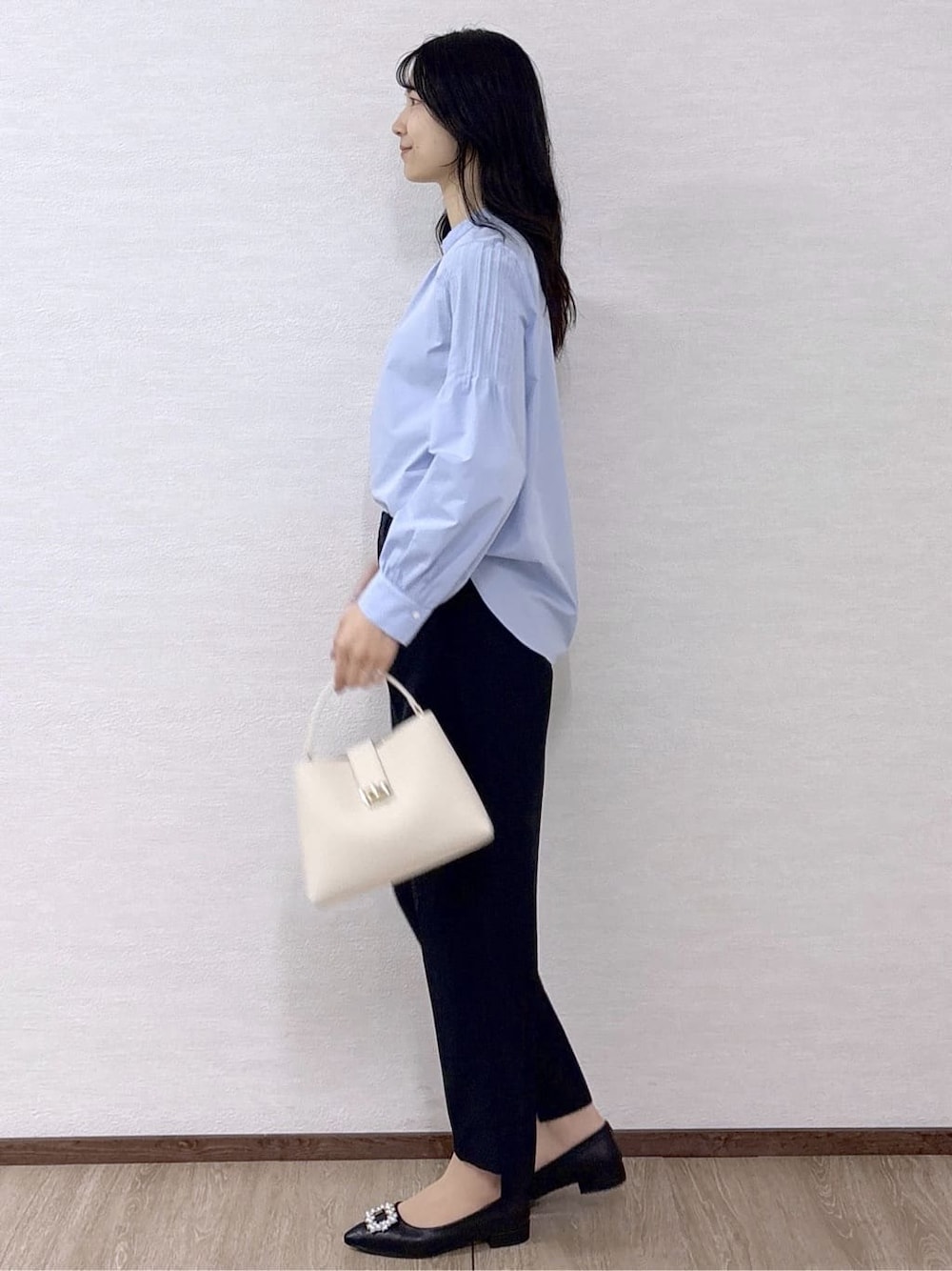 ブルー系のシャツ/ブラウス、ブラック系のその他パンツ、ホワイト系のハンドバッグを着用したレディースの冬コーディネートの4枚目の写真