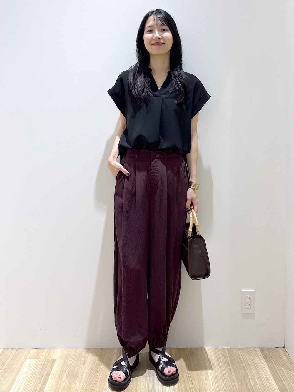 ブラック系のシャツ/ブラウス、ブラウン系のその他パンツ、ブラウン系のトートバッグを着用したレディースの夏コーディネートの10枚目の写真