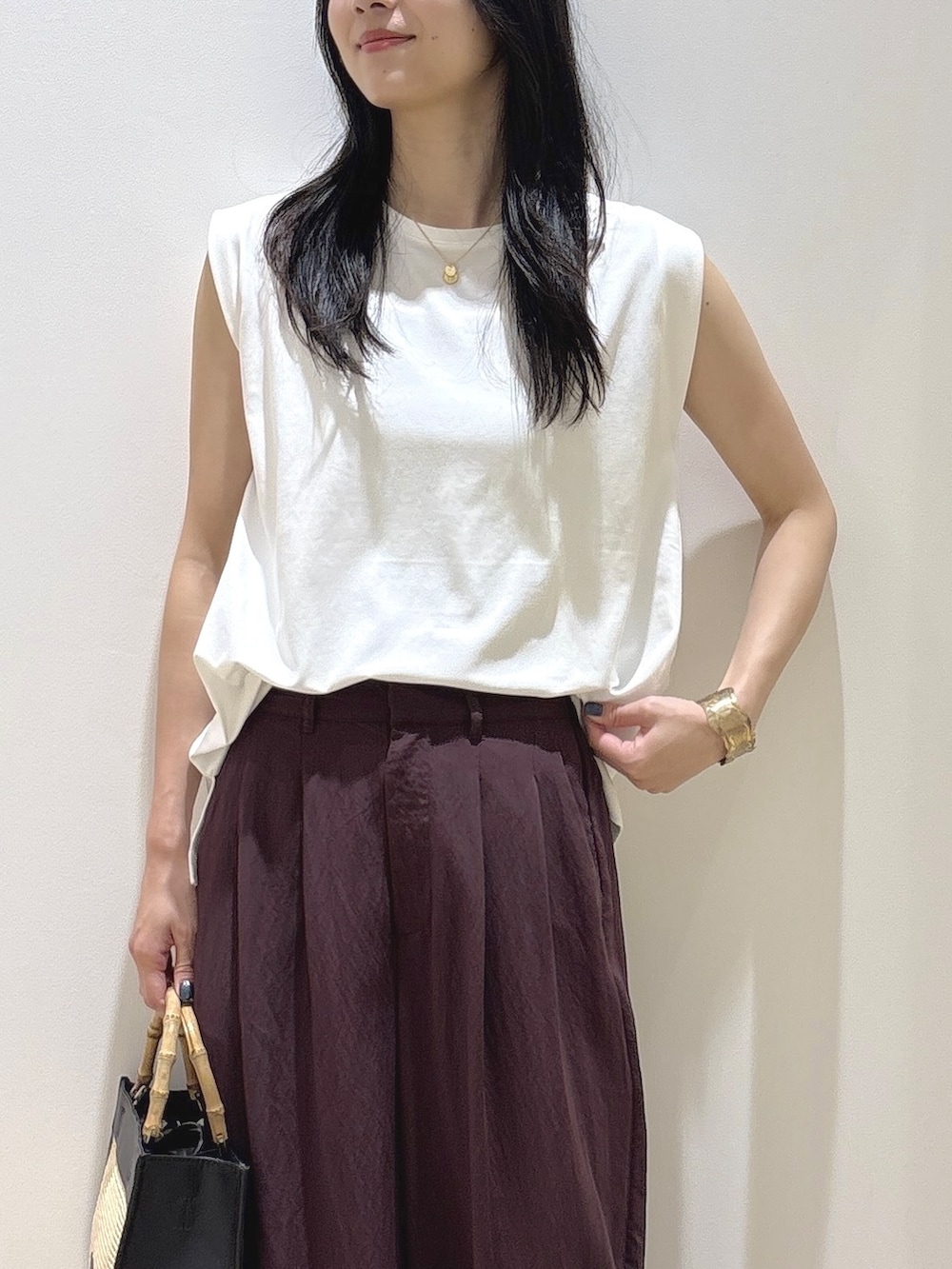 ホワイト系のTシャツ/カットソー、ブラウン系のその他パンツ、ブラック系のトートバッグを着用したレディースの夏コーディネートの6枚目の写真
