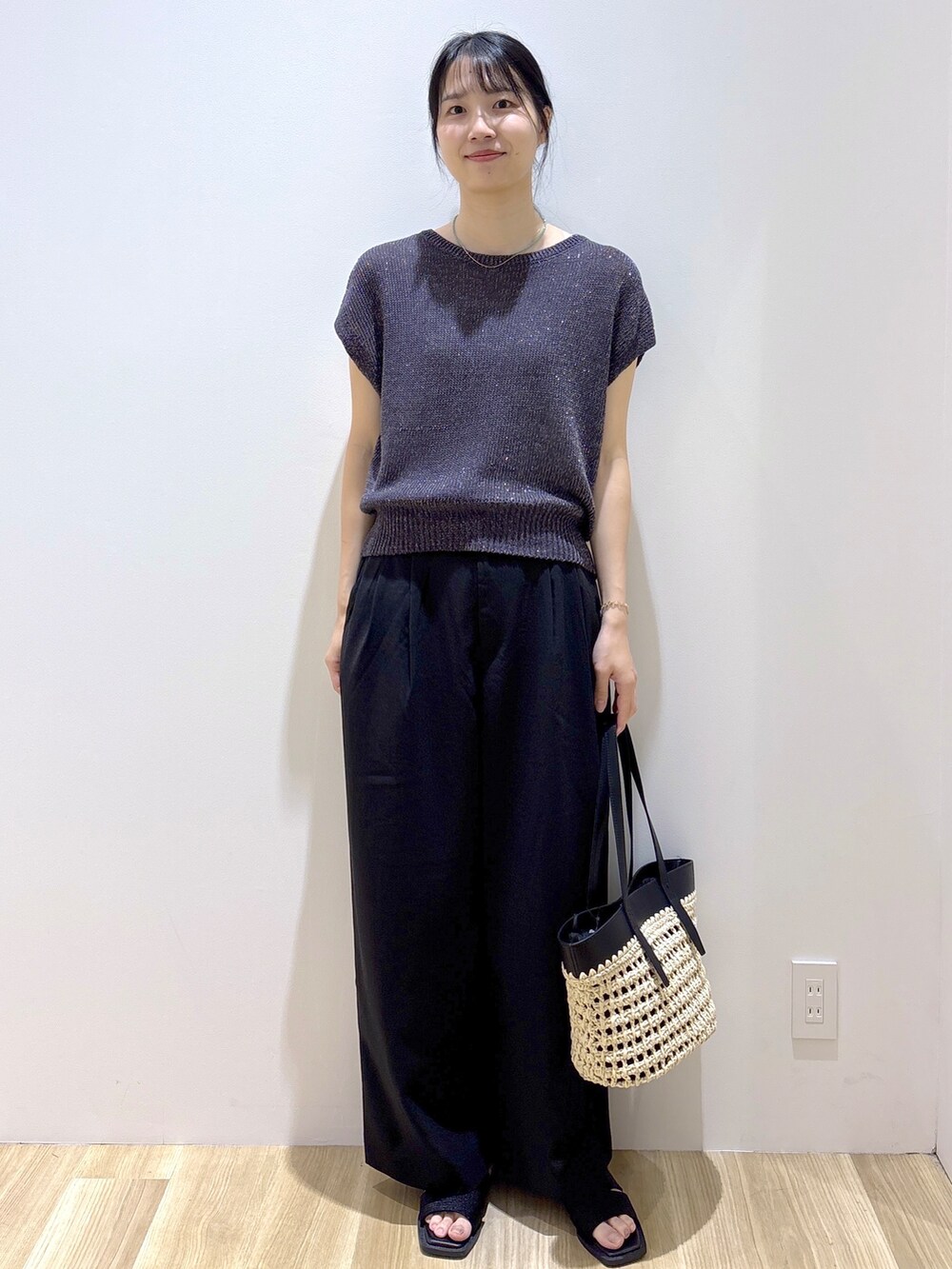 グレー系のニット/セーター、ブラック系のその他パンツ、ブラック系のトートバッグを着用したレディースの夏コーディネートの2枚目の写真