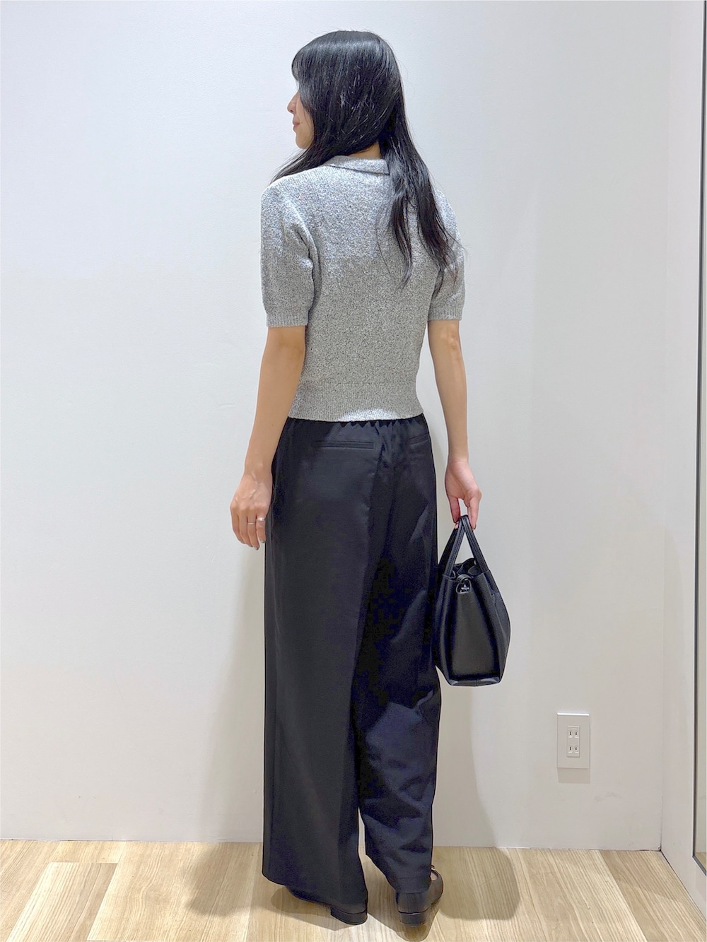 グレー系のカーディガン/ボレロ、ブラック系のその他パンツ、ブラック系のトートバッグを着用したレディースの秋コーディネートの4枚目の写真