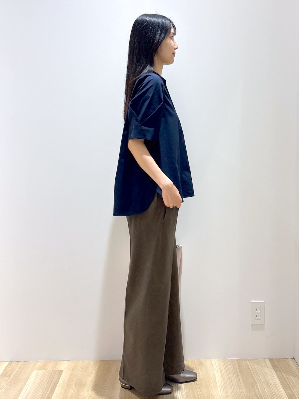 ブルー系のシャツ/ブラウス、ブラウン系のその他パンツ、グレー系のトートバッグを着用したレディースの夏コーディネートの5枚目の写真