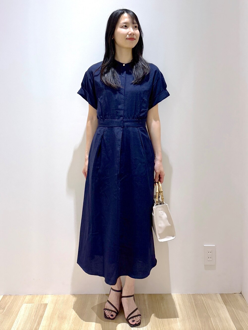 ブルー系のワンピース、ホワイト系のトートバッグ、ブラウン系のサンダルを着用したレディースの夏コーディネートの9枚目の写真