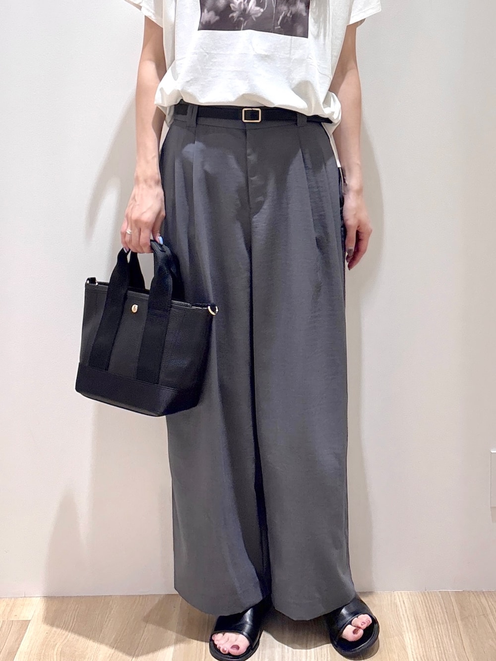 ホワイト系のTシャツ/カットソー、グレー系のその他パンツ、ブラック系のトートバッグを着用したレディースの夏コーディネートの7枚目の写真