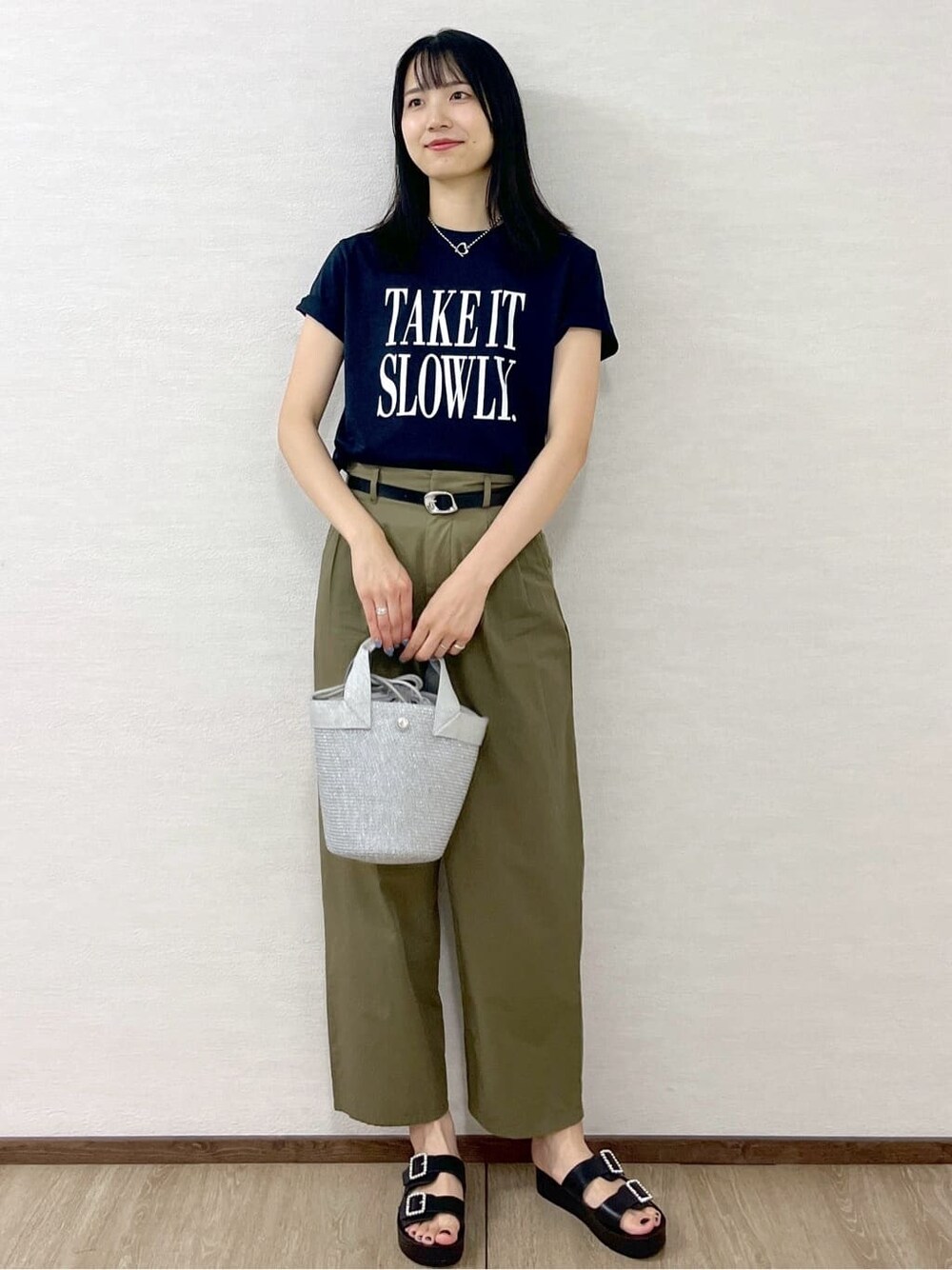 ブルー系のTシャツ/カットソー、グリーン系のその他パンツ、シルバー系のトートバッグを着用したレディースの夏コーディネートの10枚目の写真