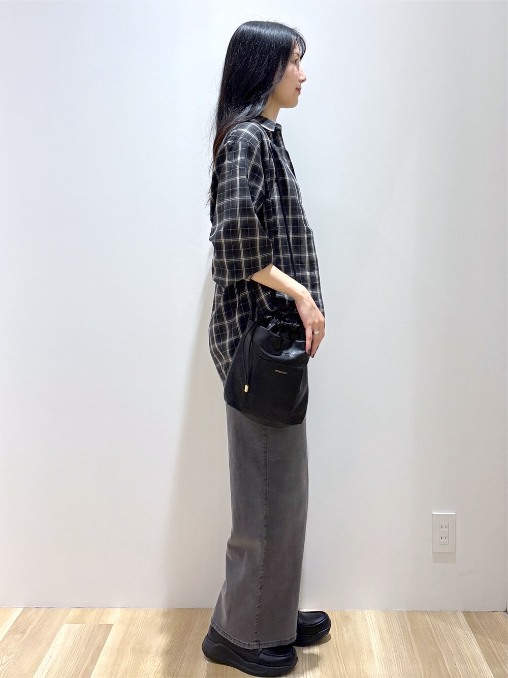 グレー系のシャツ/ブラウス、ブラック系のタンクトップ、ブラック系のショルダーバッグを着用したレディースの夏コーディネートの5枚目の写真