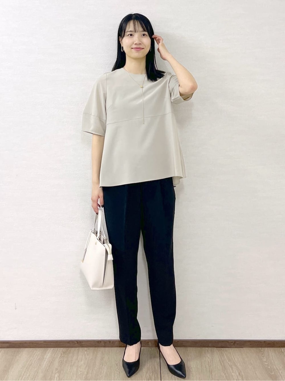 ベージュ系のシャツ/ブラウス、ブラック系のその他パンツ、ベージュ系のトートバッグを着用したレディースの春コーディネートの9枚目の写真