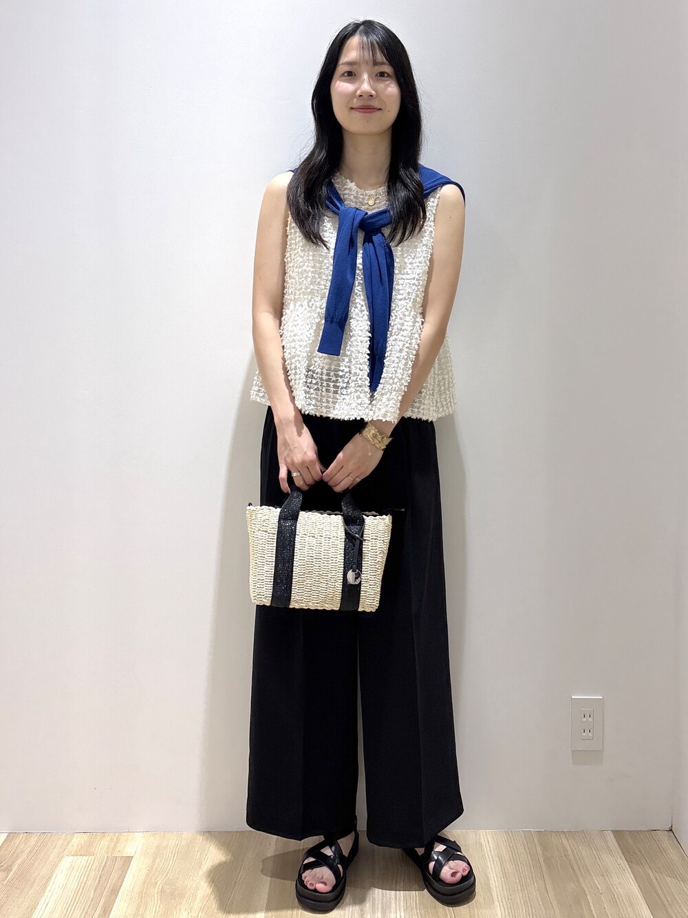 ブルー系のカーディガン/ボレロ、ホワイト系のシャツ/ブラウス、ブラック系のその他パンツを着用したレディースの夏コーディネートの6枚目の写真