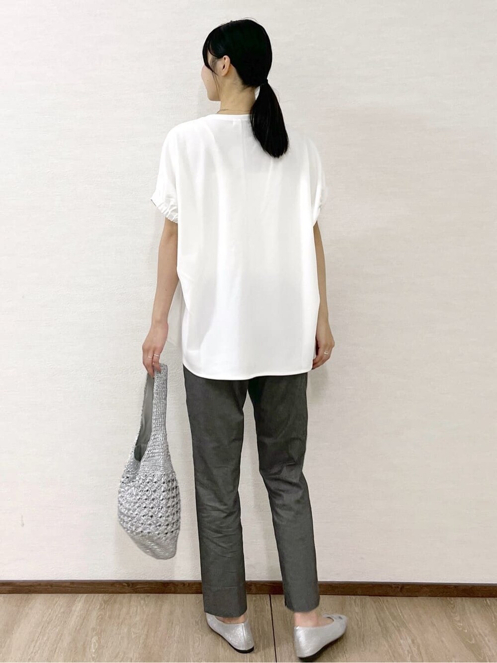 ホワイト系のTシャツ/カットソー、グレー系のその他パンツ、ブラック系のボストンバッグを着用したレディースの夏コーディネートの5枚目の写真