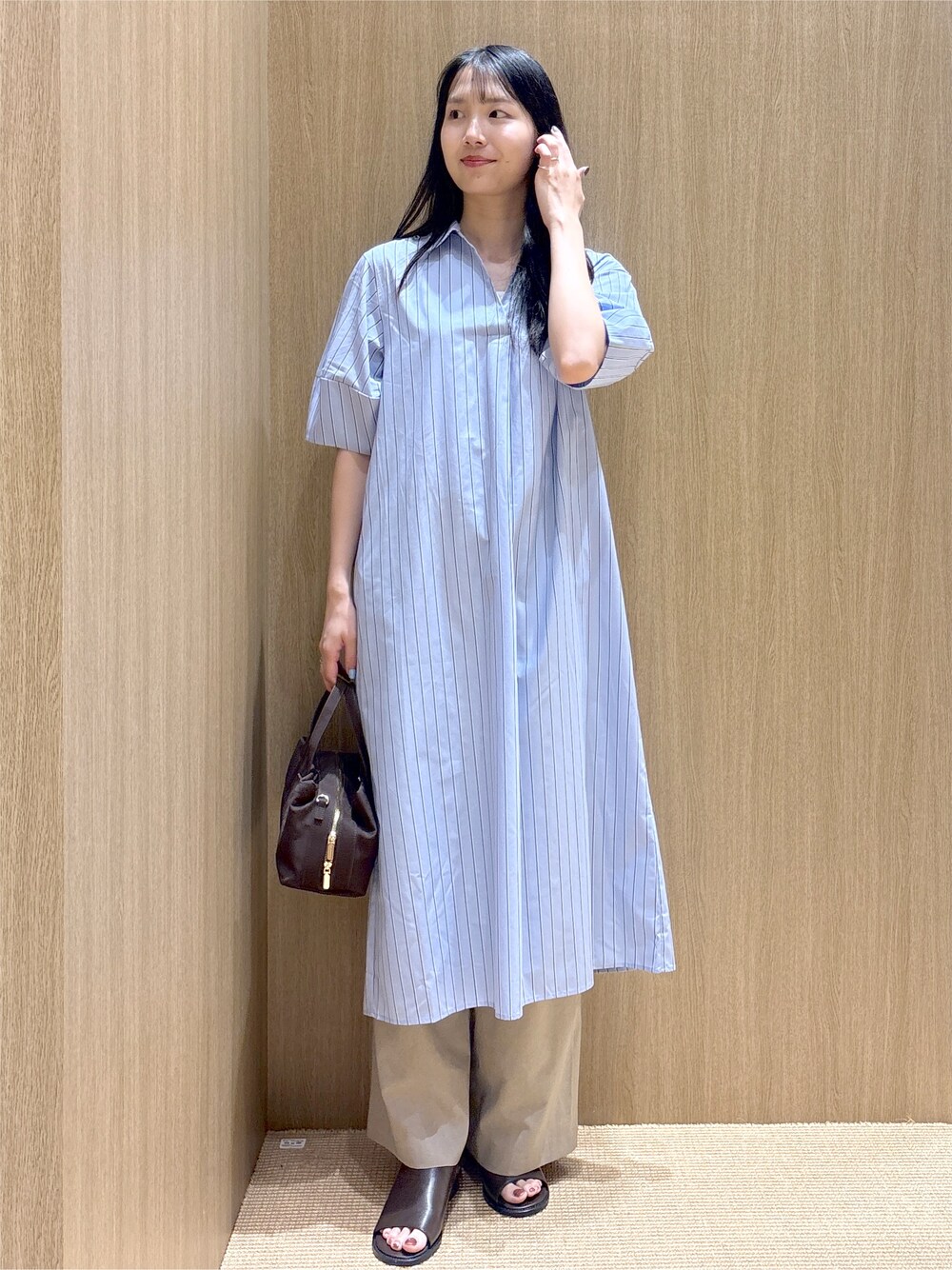 ブルー系のワンピース、ブラウン系のその他パンツ、ブラウン系のボストンバッグを着用したレディースの夏コーディネートの8枚目の写真