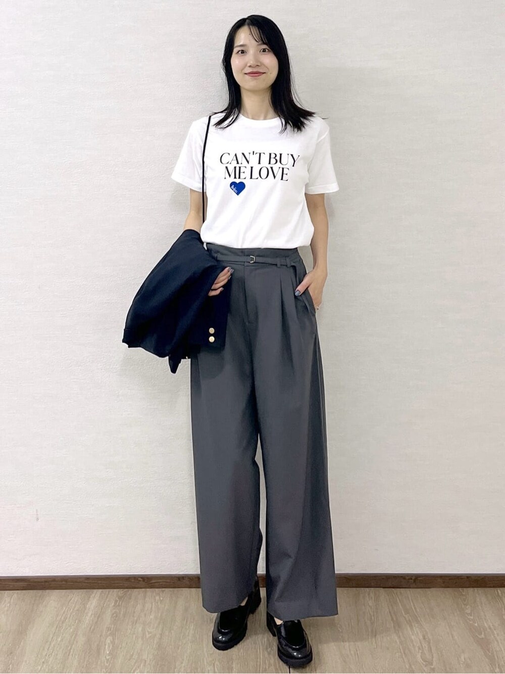 ホワイト系のTシャツ/カットソー、グレー系のその他パンツ、ブラック系のショルダーバッグを着用したレディースの秋コーディネートの6枚目の写真