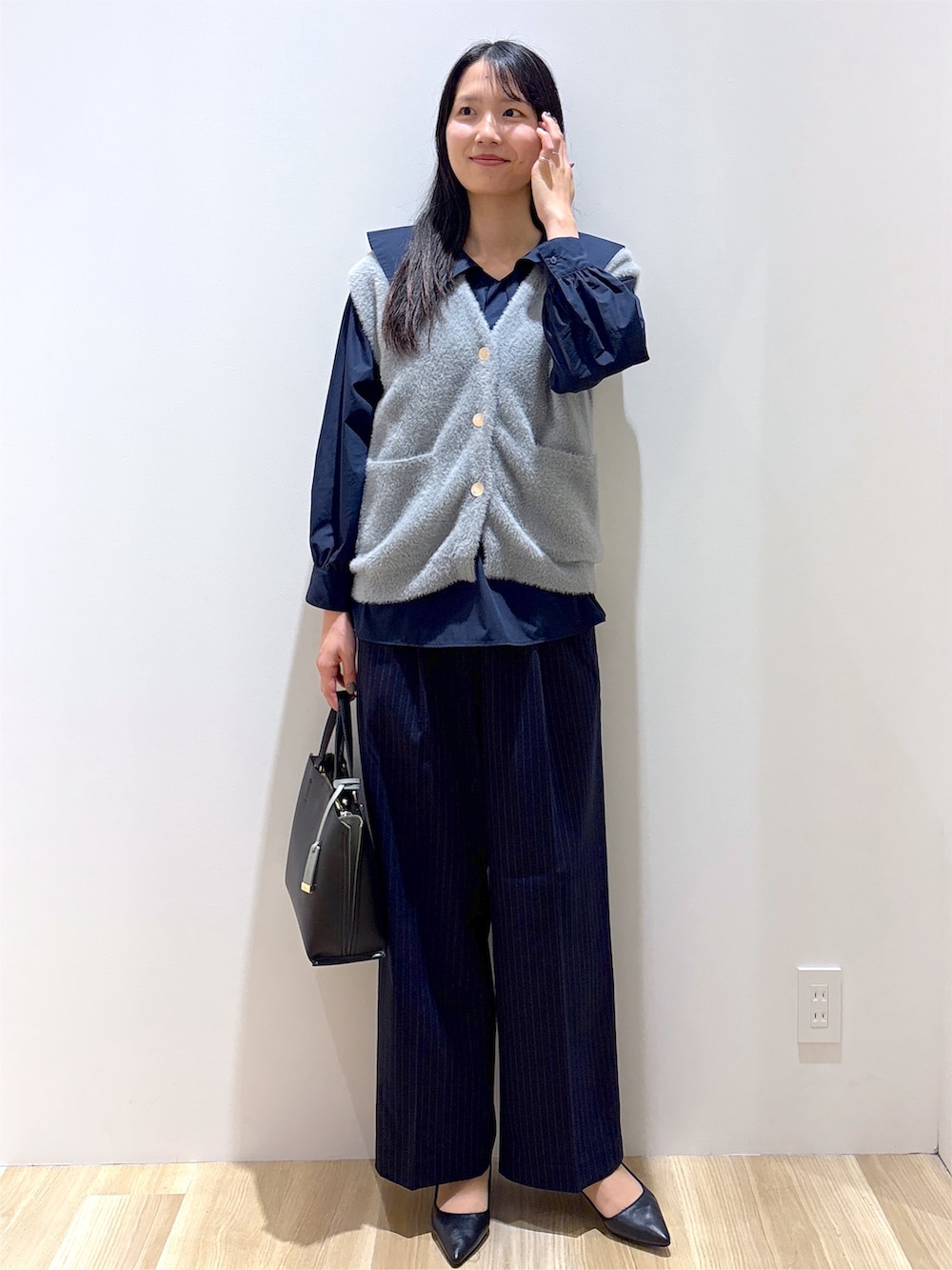 グレー系のニット/セーター、ブルー系のシャツ/ブラウス、ブルー系のその他パンツを着用したレディースの秋コーディネートの2枚目の写真