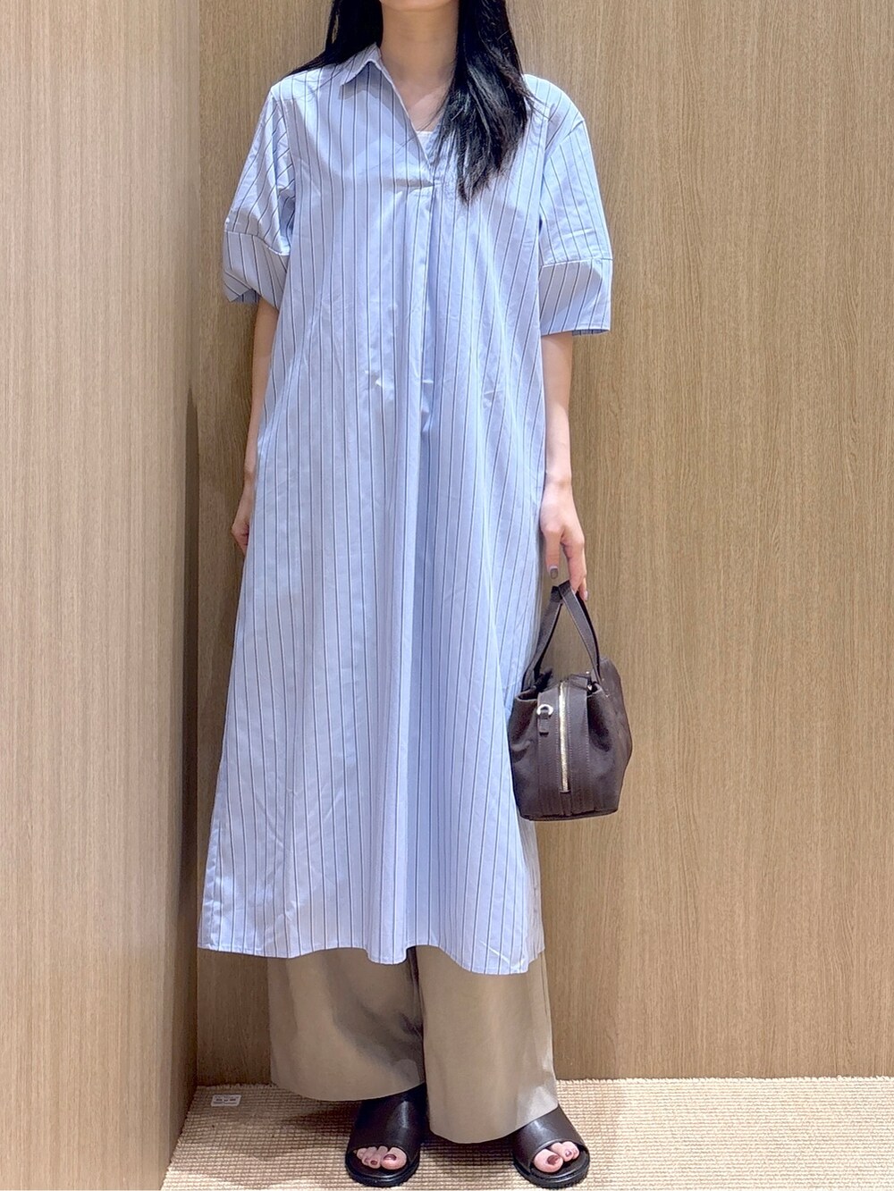 ブルー系のワンピース、ブラウン系のその他パンツ、ブラウン系のボストンバッグを着用したレディースの夏コーディネートの7枚目の写真