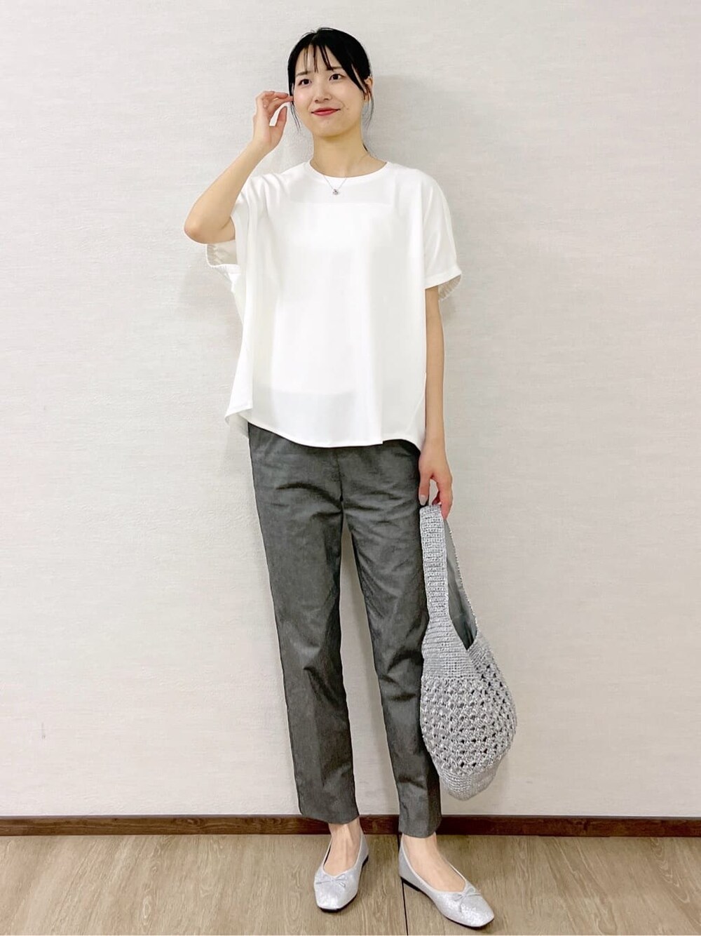 ホワイト系のTシャツ/カットソー、グレー系のその他パンツ、ブラック系のボストンバッグを着用したレディースの夏コーディネートの9枚目の写真