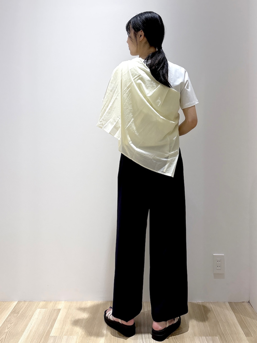 ホワイト系のシャツ/ブラウス、ホワイト系のTシャツ/カットソー、ブルー系のその他パンツを着用したレディースの夏コーディネートの4枚目の写真
