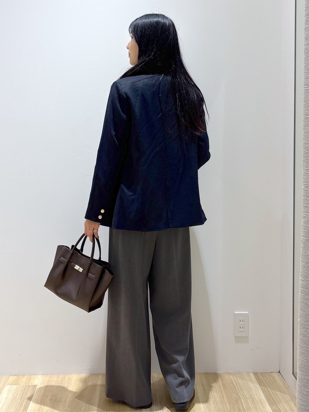 ブルー系のテーラードジャケット、ブルー系のシャツ/ブラウス、グレー系のその他パンツを着用したレディースの秋コーディネートの4枚目の写真