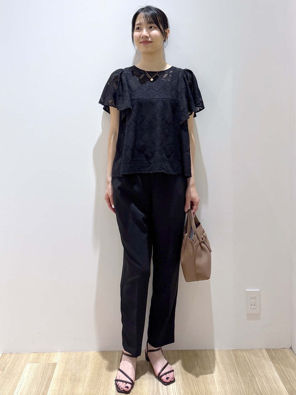 ブラック系のシャツ/ブラウス、ブラック系のその他パンツ、ブラウン系のトートバッグを着用したレディースの春コーディネートの8枚目の写真