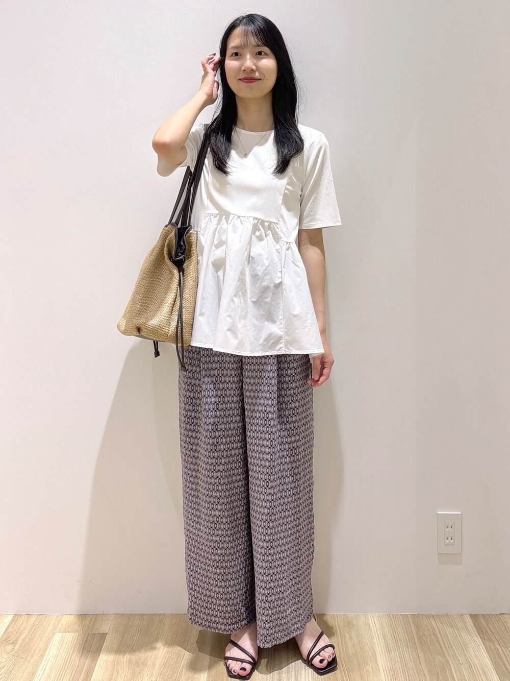 ブラウン系のサンダル、ベージュ系のトートバッグ、ホワイト系のTシャツ/カットソーを着用したレディースの春コーディネートの7枚目の写真