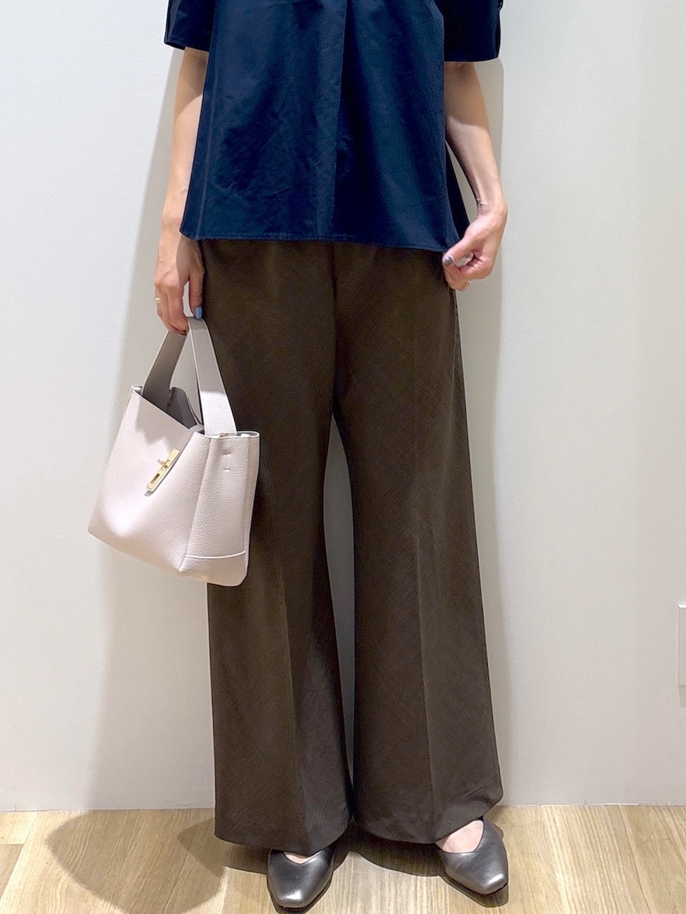 ブルー系のシャツ/ブラウス、ブラウン系のその他パンツ、グレー系のトートバッグを着用したレディースの夏コーディネートの7枚目の写真