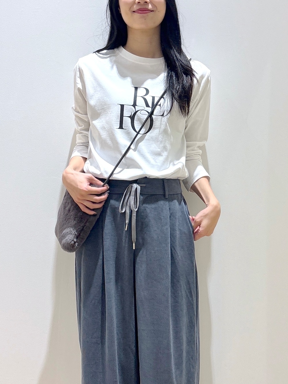 ブラック系のカーディガン/ボレロ、ホワイト系のTシャツ/カットソー、ブルー系のその他パンツを着用したレディースの秋コーディネートの7枚目の写真