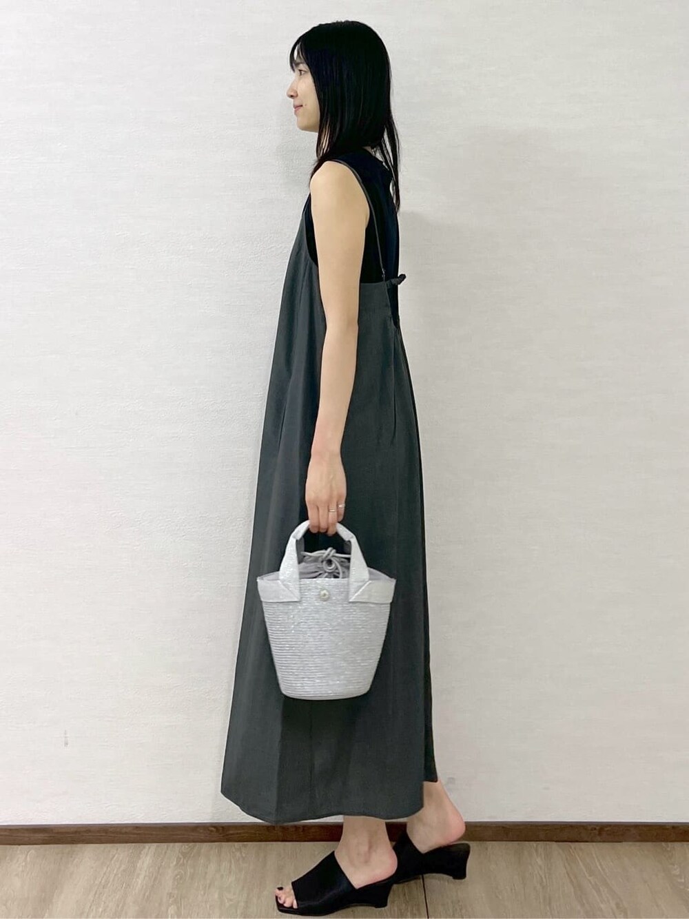 グレー系のワンピース、ブラック系のタンクトップ、シルバー系のトートバッグを着用したレディースの夏コーディネートの4枚目の写真
