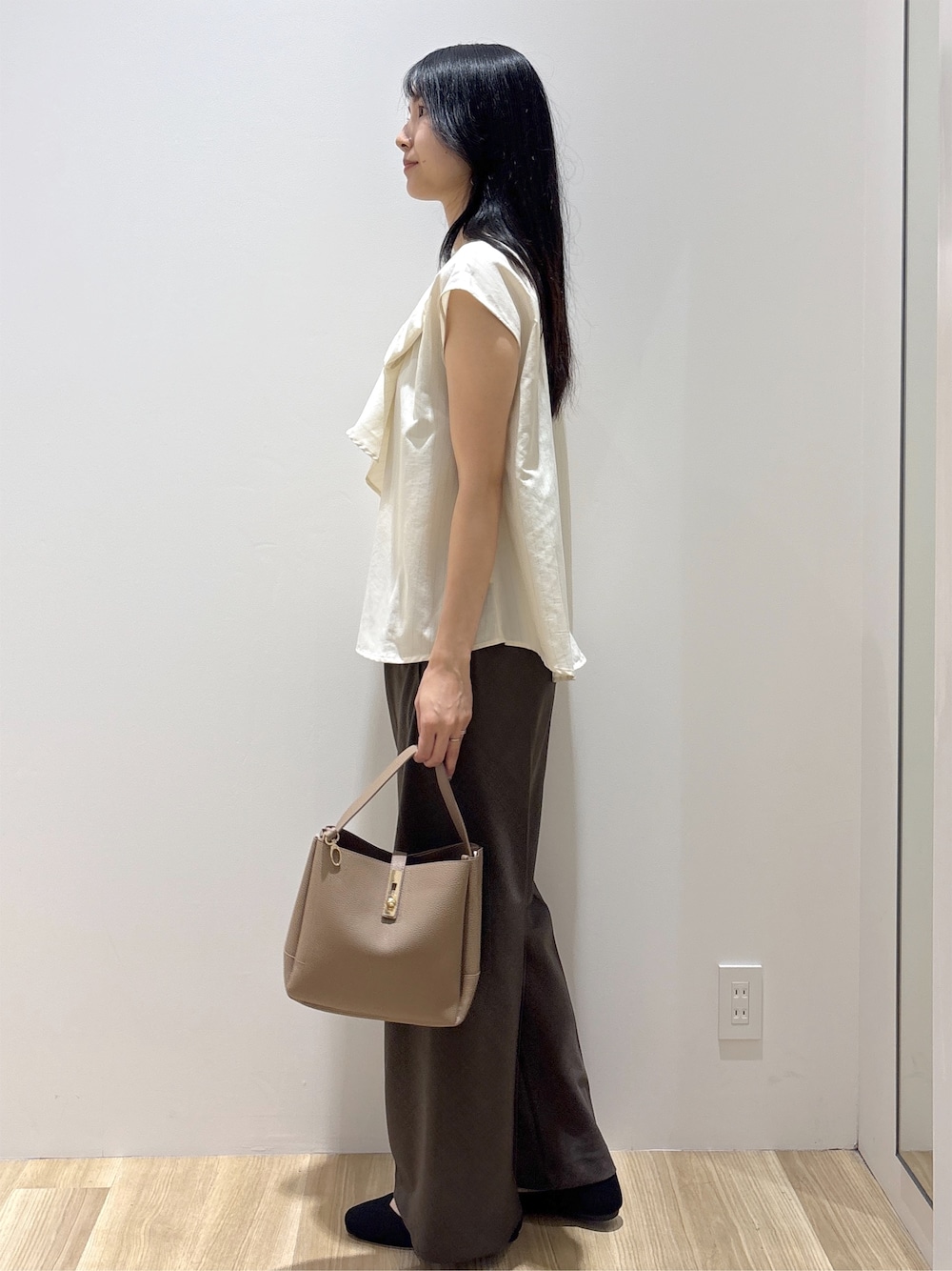 ベージュ系のシャツ/ブラウス、ブラウン系のその他パンツ、ブラウン系のトートバッグを着用したレディースの夏コーディネートの3枚目の写真