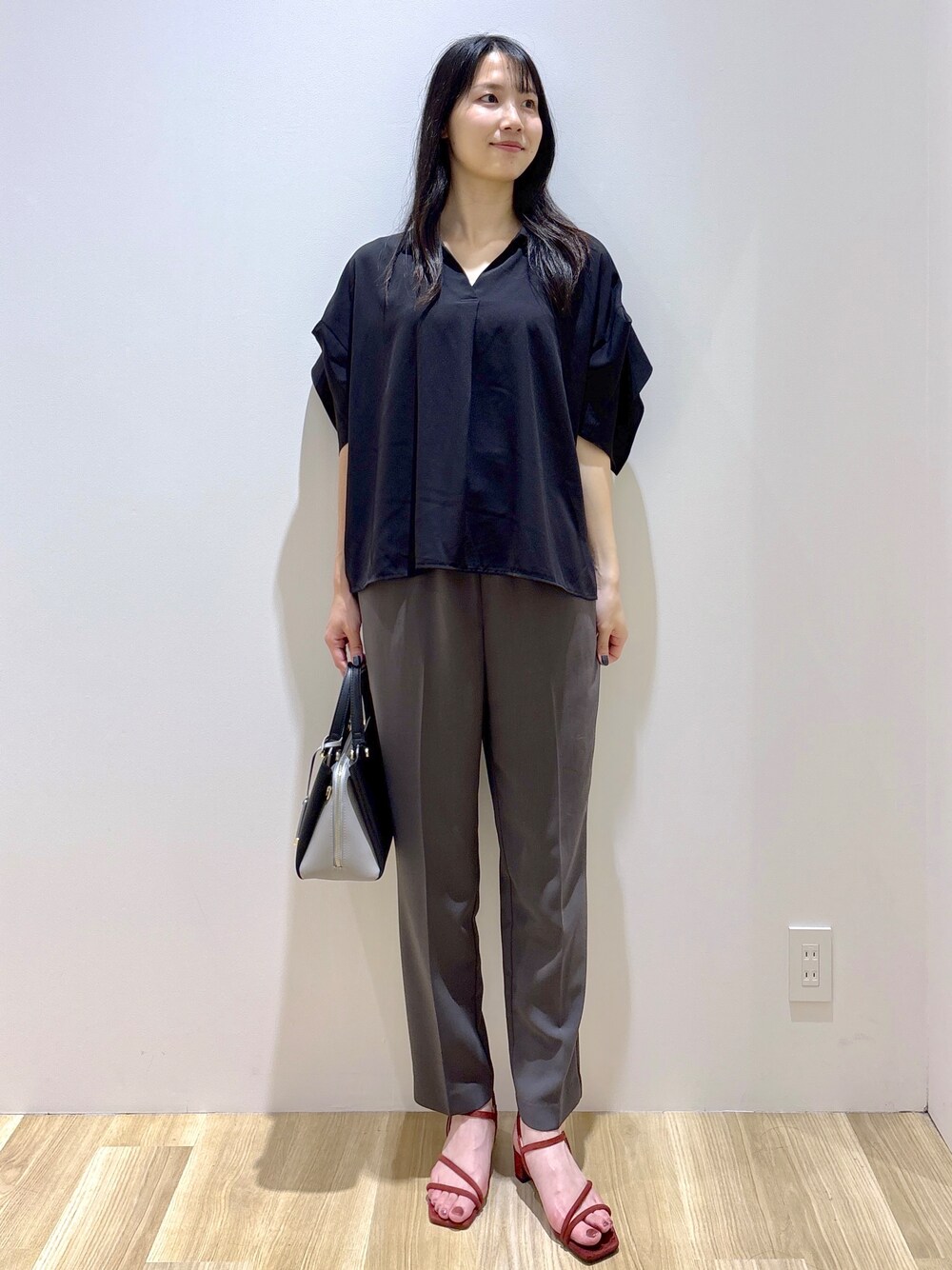 ブラック系のシャツ/ブラウス、グレー系のその他パンツ、ブラック系のショルダーバッグを着用したレディースの夏コーディネートの2枚目の写真
