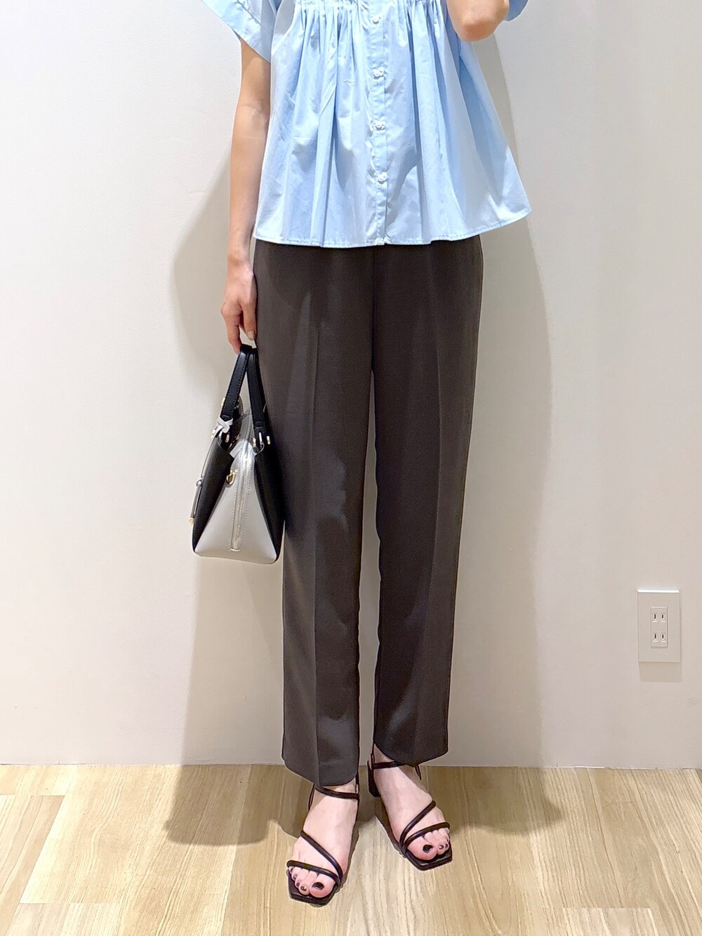 ブルー系のシャツ/ブラウス、グレー系のその他パンツ、ブラック系のショルダーバッグを着用したレディースの夏コーディネートの7枚目の写真