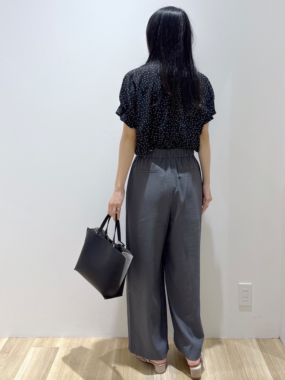 ブラック系のシャツ/ブラウス、グレー系のその他パンツ、ベージュ系のサンダルを着用したレディースの夏コーディネートの4枚目の写真
