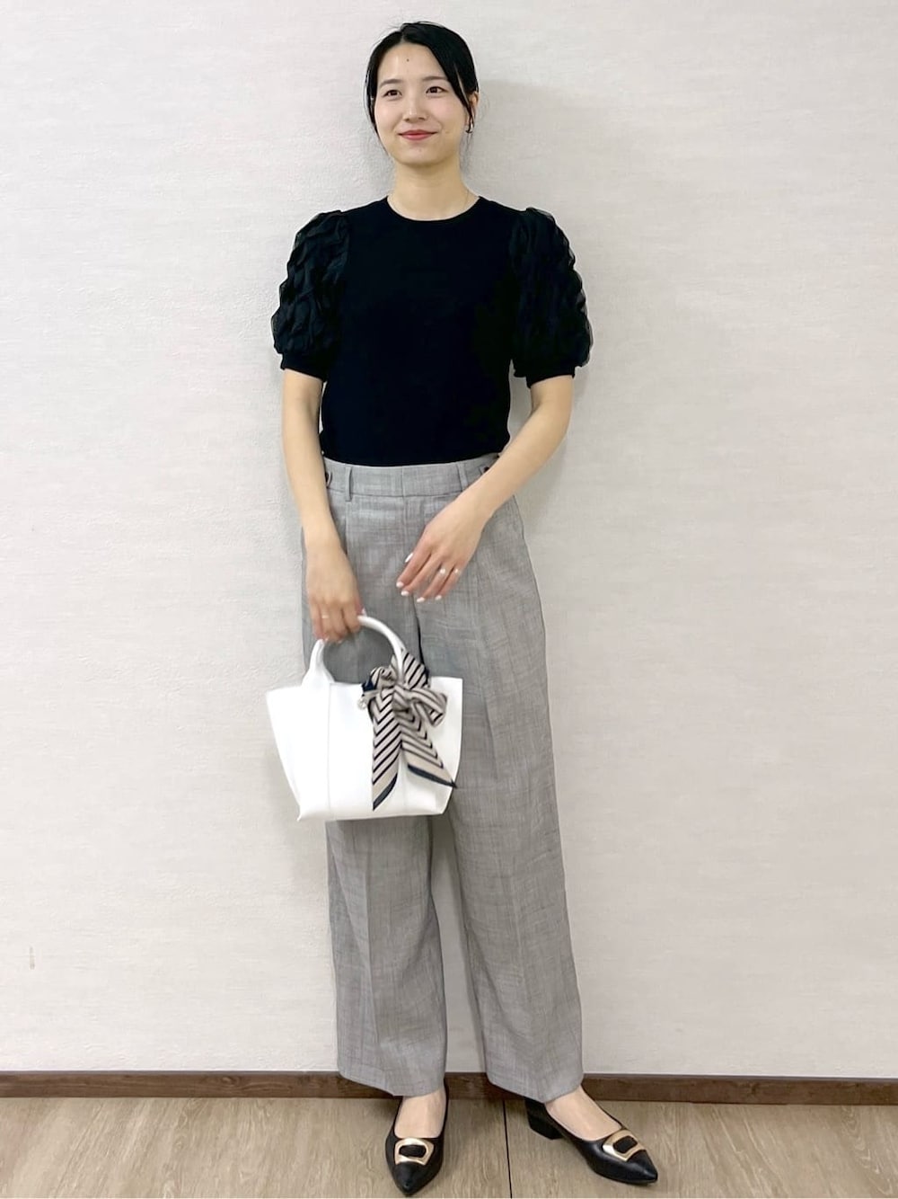 ブラック系のTシャツ/カットソー、グレー系のその他パンツ、ホワイト系のトートバッグを着用したレディースの春コーディネートの8枚目の写真