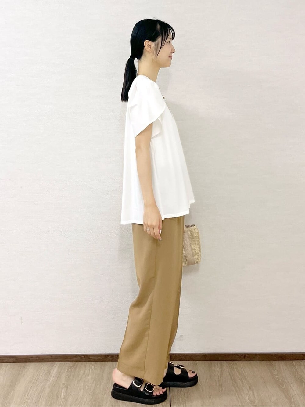 ホワイト系のTシャツ/カットソー、イエロー系のその他パンツ、ゴールド系のショルダーバッグを着用したレディースの夏コーディネートの6枚目の写真