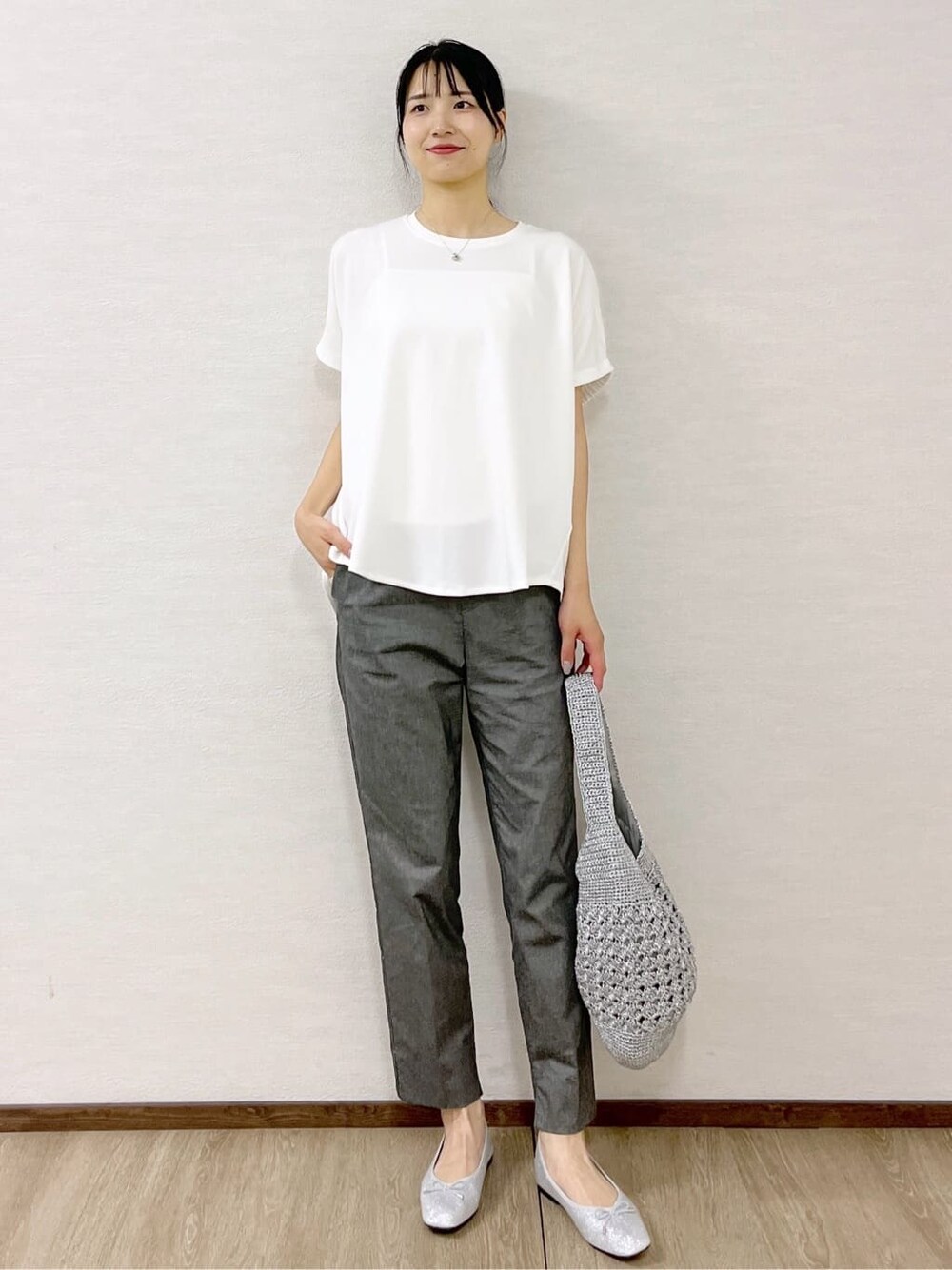 ホワイト系のTシャツ/カットソー、グレー系のその他パンツ、ブラック系のボストンバッグを着用したレディースの夏コーディネートの10枚目の写真