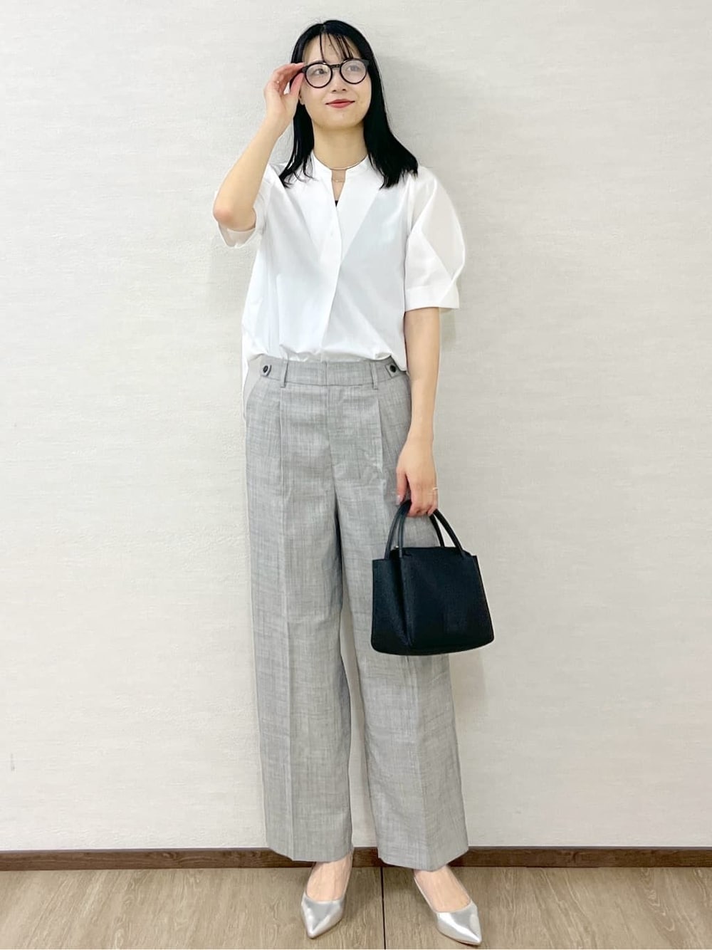 ホワイト系のシャツ/ブラウス、グレー系のその他パンツ、ブラック系のショルダーバッグを着用したレディースの夏コーディネートの10枚目の写真