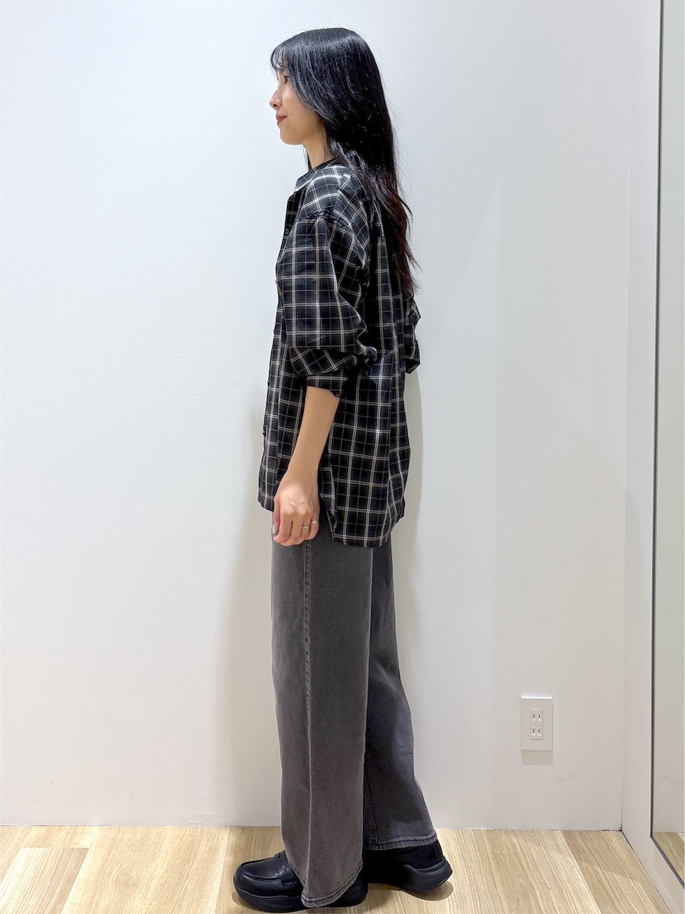 グレー系のシャツ/ブラウス、ブラック系のタンクトップ、ブラック系のショルダーバッグを着用したレディースの夏コーディネートの3枚目の写真