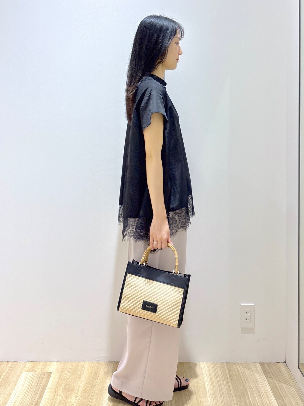 ブラック系のシャツ/ブラウス、ベージュ系のその他パンツ、ブラック系のトートバッグを着用したレディースの夏コーディネートの5枚目の写真
