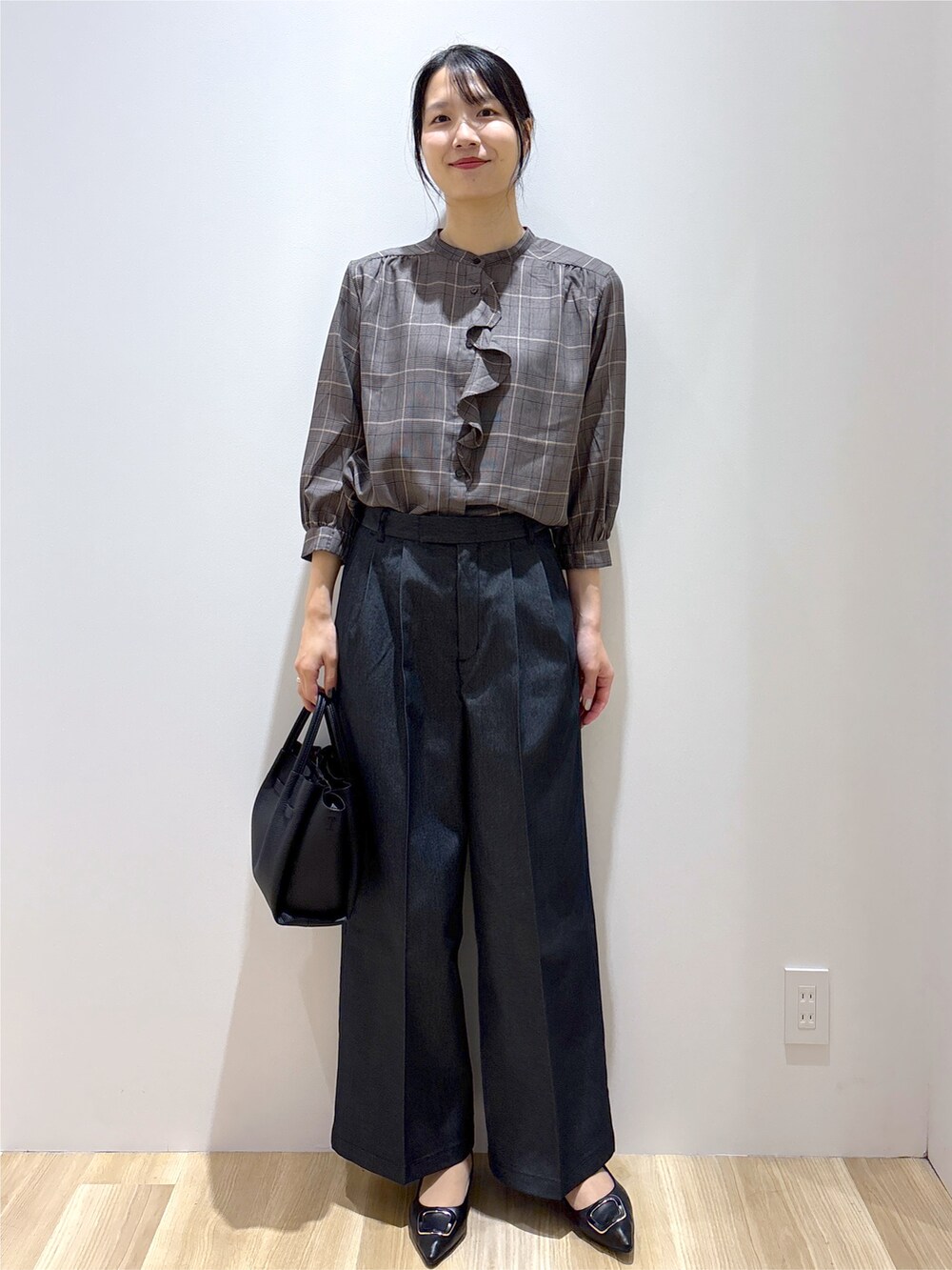 グレー系のシャツ/ブラウス、ブラック系のその他パンツ、ブラック系のトートバッグを着用したレディースの秋コーディネートの2枚目の写真