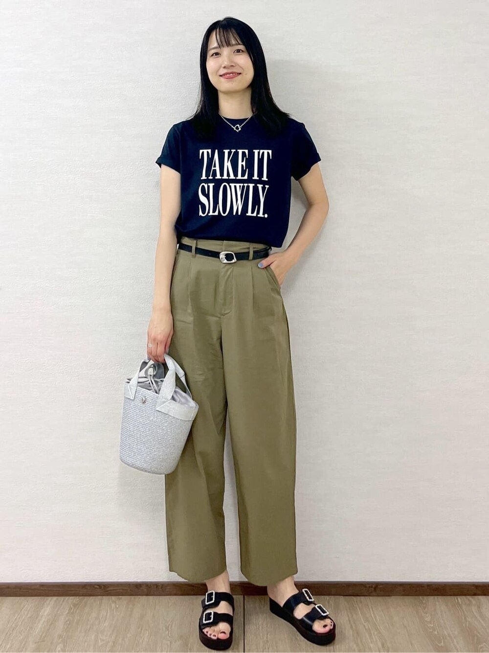 ブルー系のTシャツ/カットソー、グリーン系のその他パンツ、シルバー系のトートバッグを着用したレディースの夏コーディネートの2枚目の写真